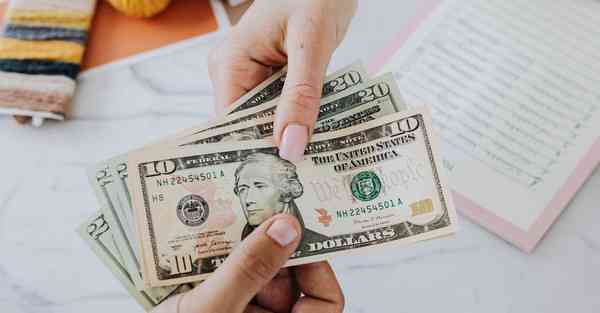 人工智能机器人和人谈恋爱