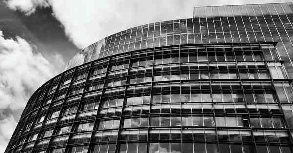 人工智能机器人和人谈恋爱