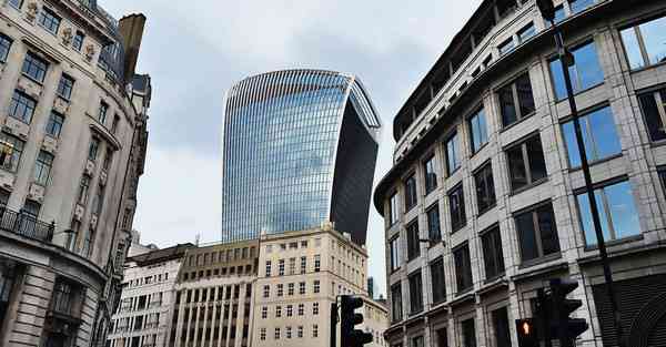 人工智能机器人和人谈恋爱