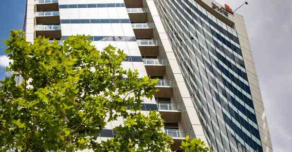 人工智能机器人和人谈恋爱