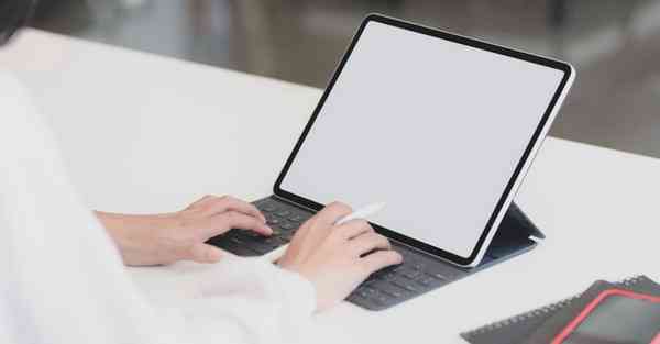 人工智能机器人和人谈恋爱