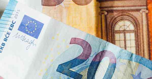 人工智能机器人和人谈恋爱