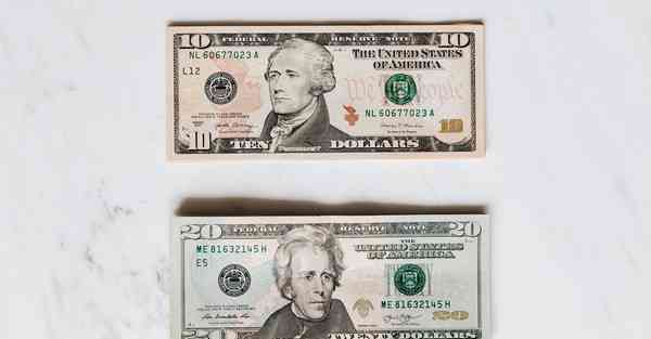 人工智能机器人和人谈恋爱